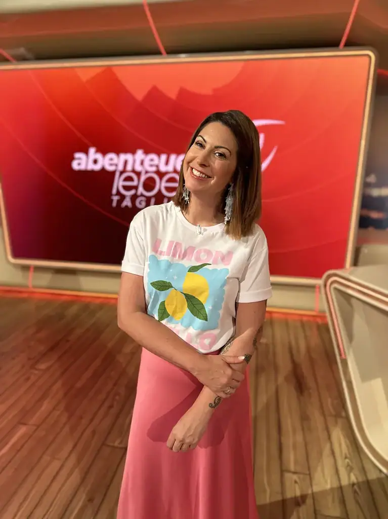 Moderatorin Madita van Hülsen im Studio von Abenteuer Leben täglich, weißes Zitronenshirt und rosa Rock