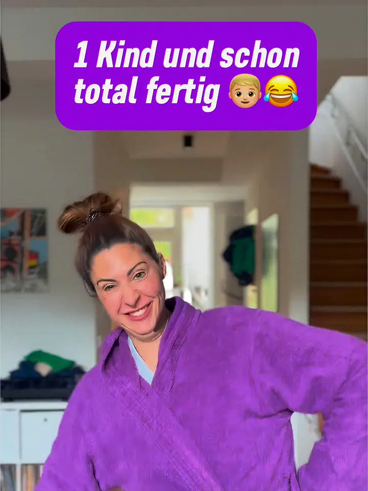 Madita van Hülsen lacht im lila Bademantel in ihrem Flur, Standbild aus einem Reel ihres Formats Mamadita