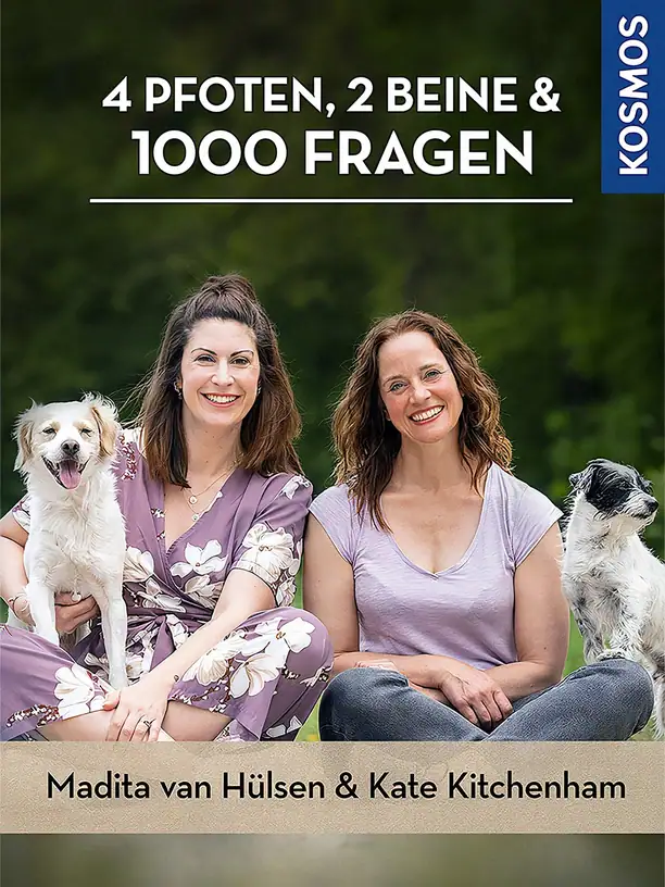 Cover von 4 Pfoten, 2 Beine und 1.000 Fragen: Madita van Hülsen und Kate Kitchenham sitzen mit zwei Hunden im Gras