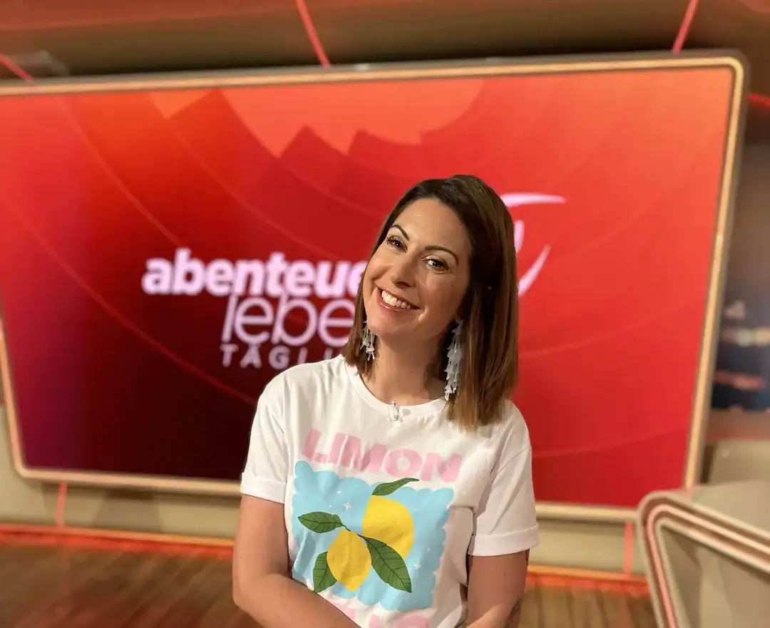Madita van Hülsen im Studio von „Abenteuer Leben täglich“, dahinter die leuchtende Sendungstafel