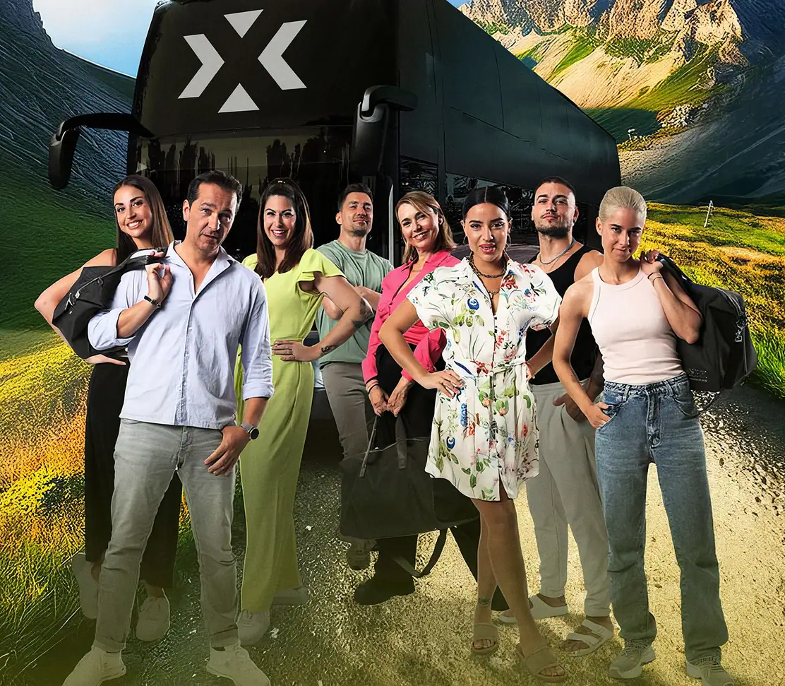 Madita van Hülsen mit den weiteren Kandidaten vor dem Bus von Destination X