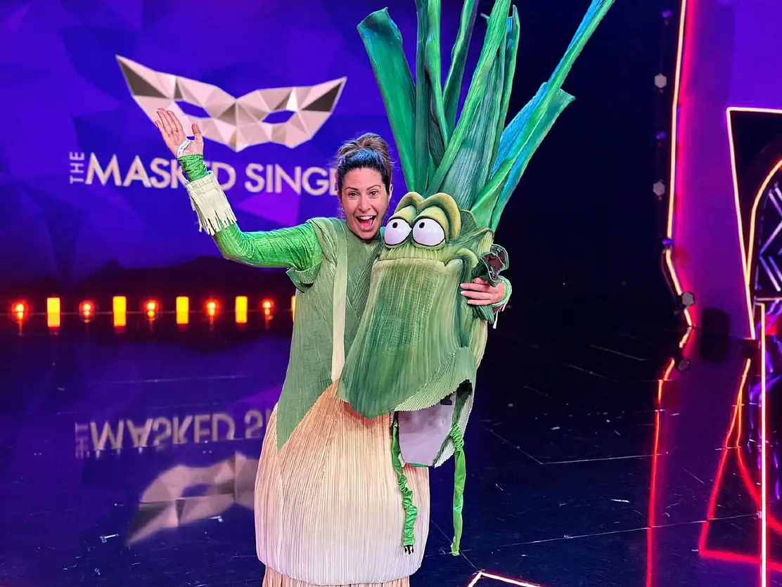 Madita van Hülsen im Lauch-Kostüm auf der Bühne von The Masked Singer