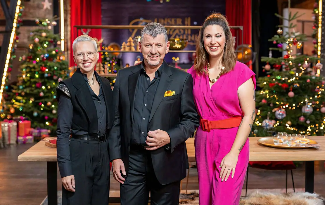 Madita van Hülsen im weihnachtlich dekorierten Studio von Unser Festtagsmenü